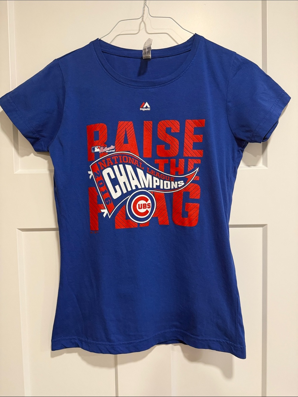 Majestic Women's Royal Blue Chicago Cubs ⚾️Raise the Flag' Graphic Tee  Small